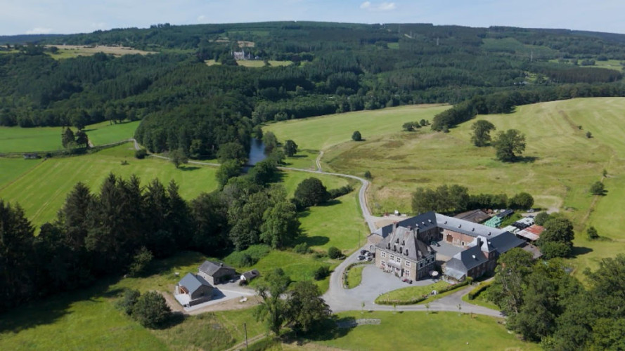 Une vue aérienne de la maison et ses abords