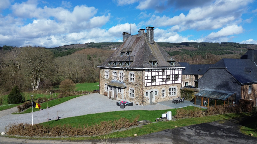 Une vue aérienne de la maison et ses abords
