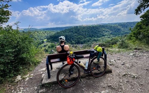 Cycliste sur un banc, vue d'un beau panorama