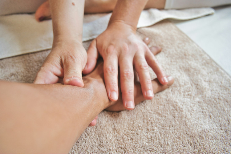 Personne recevant un massage du bras