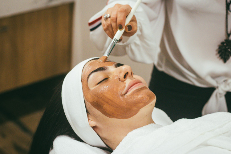 Femme recevant un masque d'argile